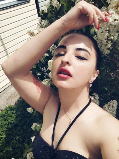 Это я в кустах белой сирене пытаюсь самостоятельно сделать фото достойное награды Siena International Photoawards 2025. 02