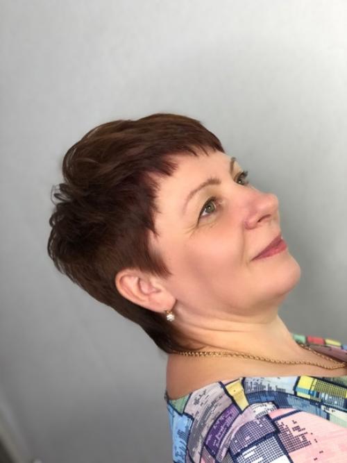 Смелая, сексуальная и немного дерзкая - все это про женскую стрижку пикси. 01