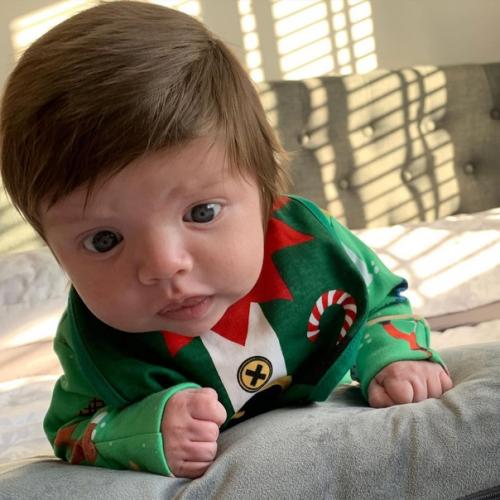 Из-за роскошной шевелюры 7-месячного Бо часто принимают за 1, 5-2-летнего малыша. 01