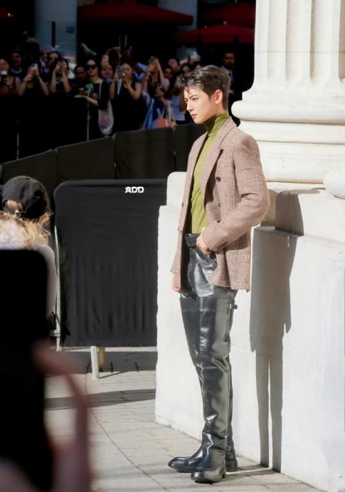 260625: полароид ча ыну с шоу Saint - Laurent. 07