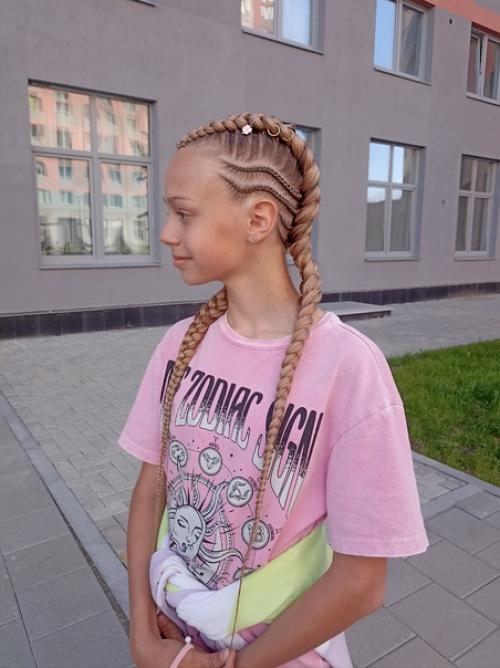 Боксёрские косы.  Заплетала Соню для загородного лагеря, из лагеря она уже вернулась, а фото ещё не выложила. 03