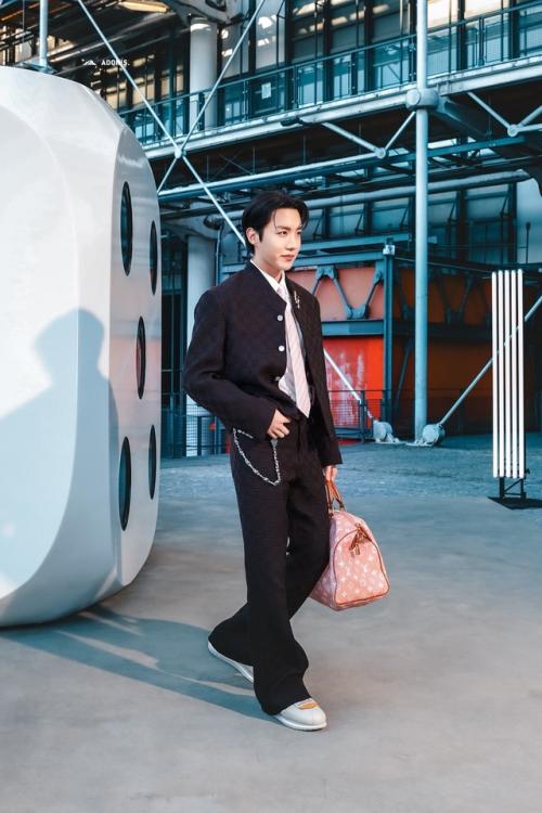 260625: J - Hope из BTS наслаждается мужским показом Louis Vuitton 2026. 05