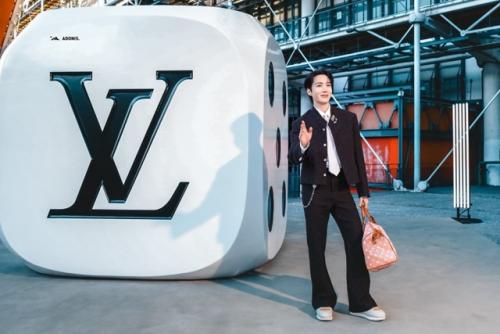 260625: J - Hope из BTS наслаждается мужским показом Louis Vuitton 2026. 04