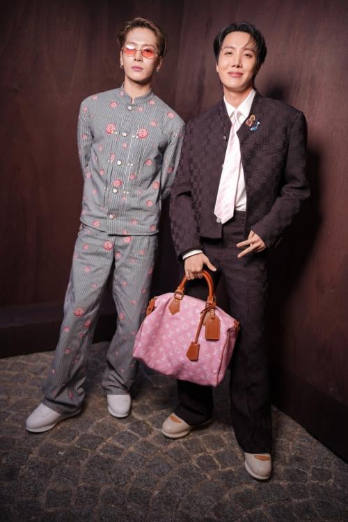 260625: J - Hope из BTS наслаждается мужским показом Louis Vuitton 2026. 08