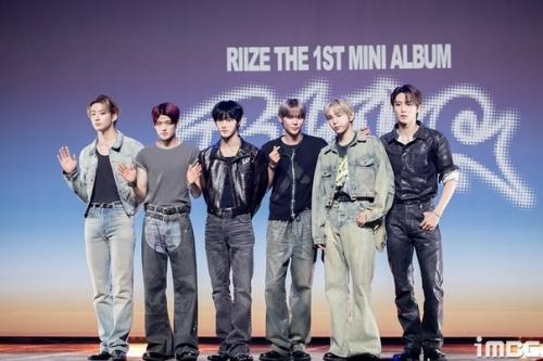 Theqoo нетизены раскритиковали причёски Riize на пресс-конференции, посвящённой релизу Riizing. 01