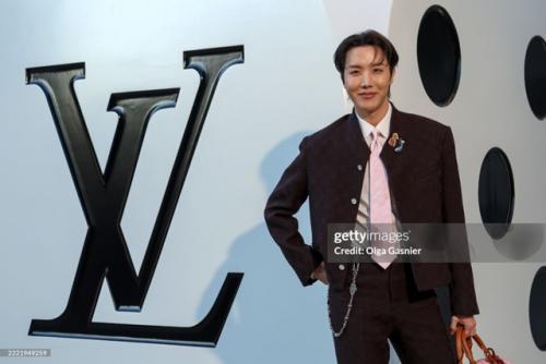 260625: J - Hope из BTS наслаждается мужским показом Louis Vuitton 2026. 06