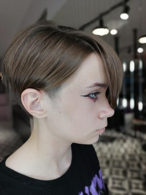 Стрижка волос - это целое искусство, знание модных тенденций, правил симметрии, техники. 01