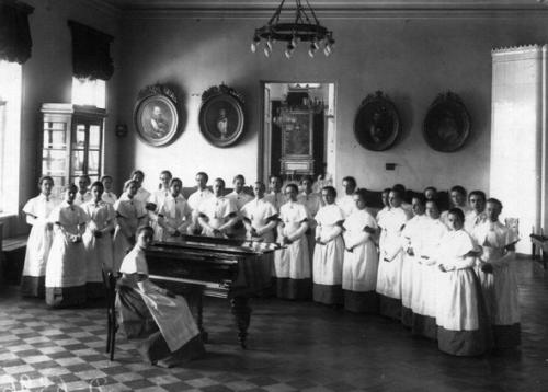 12 июня 1798 года, в Санкт-петербурге бы учрежден институт святой Екатерины для благородных девиц. 02