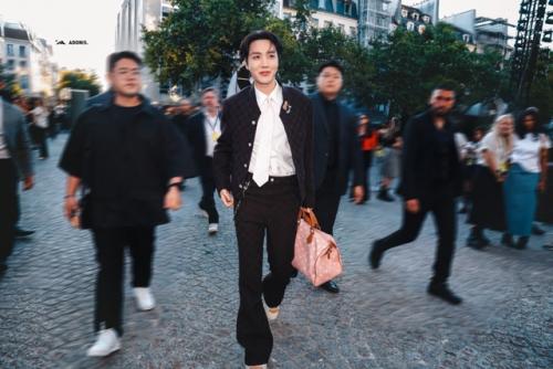 260625: J - Hope из BTS наслаждается мужским показом Louis Vuitton 2026. 03