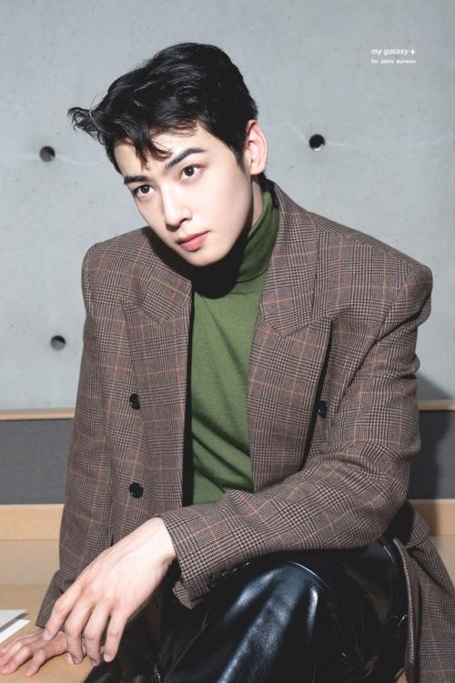 260625: полароид ча ыну с шоу Saint - Laurent. 01