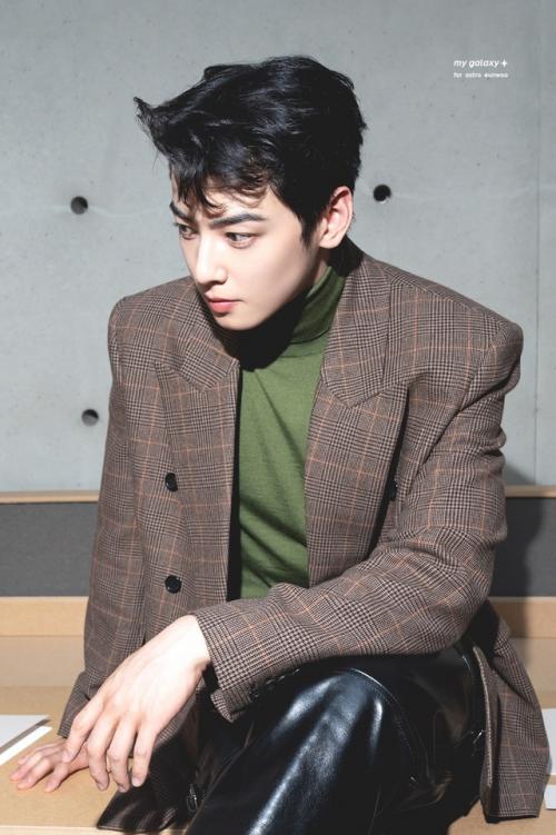 260625: полароид ча ыну с шоу Saint - Laurent. 02