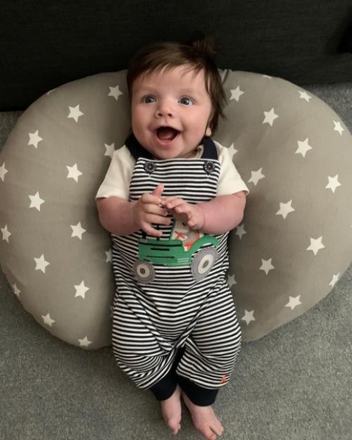 Из-за роскошной шевелюры 7-месячного Бо часто принимают за 1, 5-2-летнего малыша. 02