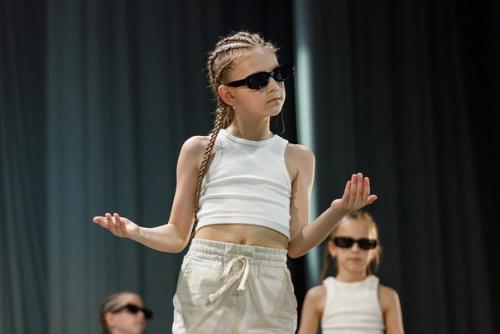 В моем плане по выкладыванию фото, сейчас стоит макияж и прическа, но я не могу остановиться и выкладывать косы. 02