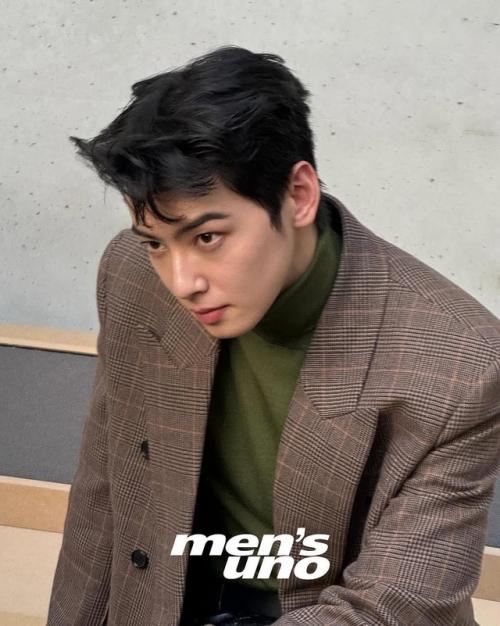 260625: полароид ча ыну с шоу Saint - Laurent. 03