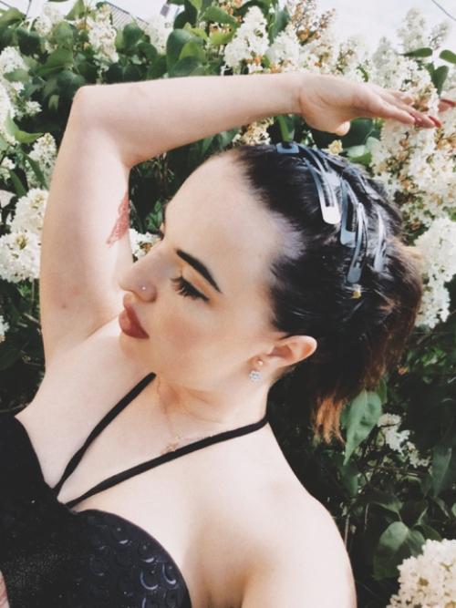 Это я в кустах белой сирене пытаюсь самостоятельно сделать фото достойное награды Siena International Photoawards 2025. 01