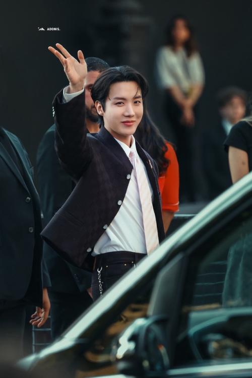 260625: J - Hope из BTS наслаждается мужским показом Louis Vuitton 2026. 01