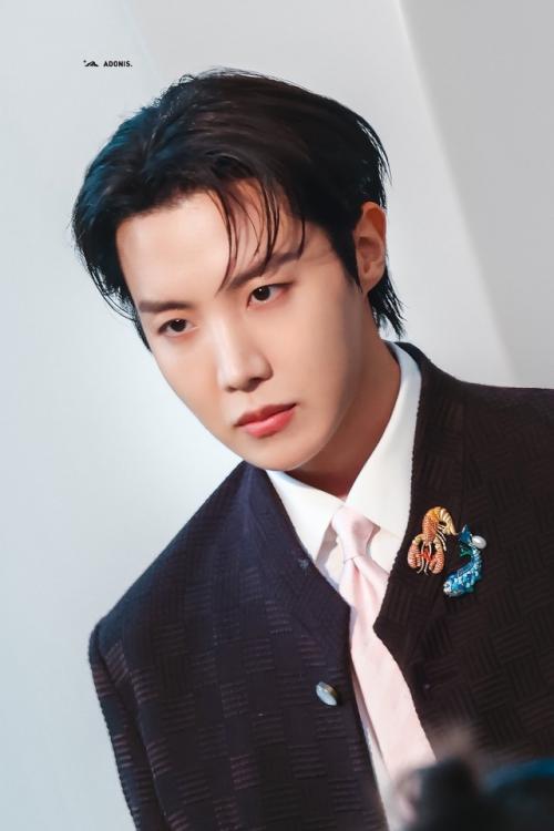 260625: J - Hope из BTS наслаждается мужским показом Louis Vuitton 2026. 02