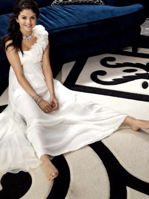 Давайте мы сравним некоторые фотосессии селены, разных годов. 01