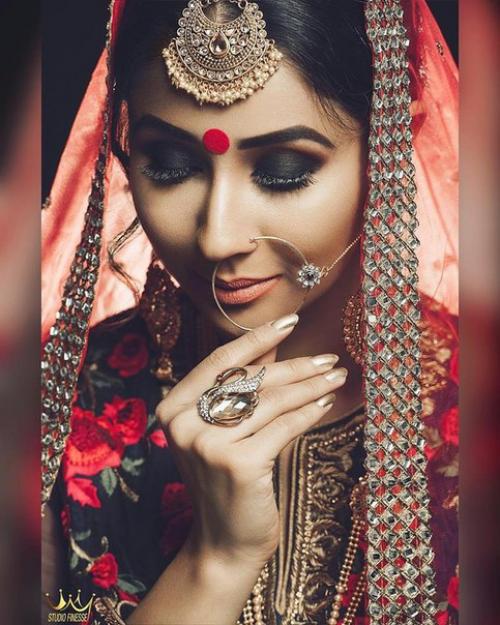 Тика (мангтика, тикка) - индийское украшение, часть которого укладывается на пробор, а широкая, в виде разнообразных подвесок, спускается на лоб. 01 Тика (мангтика, тикка) - индийское украшение, часть которого укладывается на пробор, а широкая, в виде разнообразных подвесок, спускается на лоб. 01