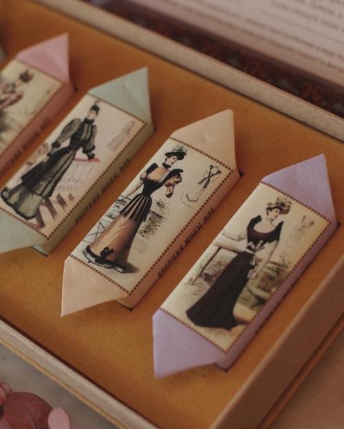 /Продукция мануфактуры/.  А вот и наша новая удивительная коробочка мыла с изображением модных нарядов летнего сезона 1892 года. 01