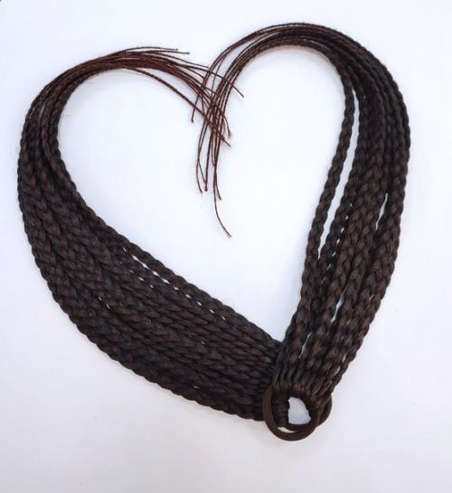 Резиночки с косами из канекалона не обязательно должны быть яркими. 01