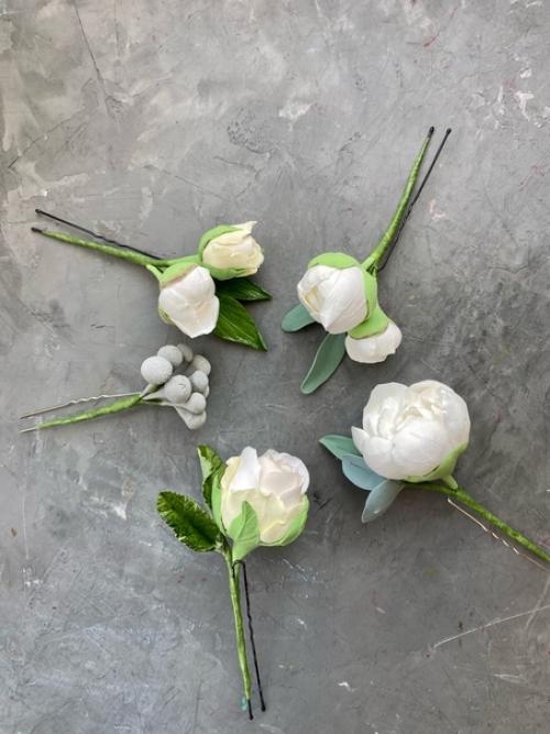 Все это для букета невесты, над которым работала весь июль, а также шпильки в прическу невесты. 03