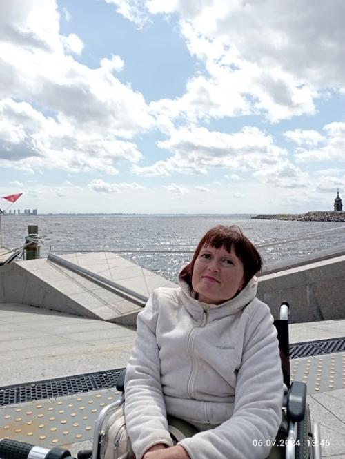 Может, скажет кто, мол, климат здесь не тот, а мне нужна твоя сырость, здесь я стал мудрей, и c городом дождей. 09