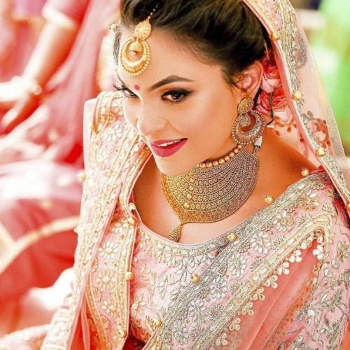 Тика (мангтика, тикка) - индийское украшение, часть которого укладывается на пробор, а широкая, в виде разнообразных подвесок, спускается на лоб. 07 Тика (мангтика, тикка) - индийское украшение, часть которого укладывается на пробор, а широкая, в виде разнообразных подвесок, спускается на лоб. 07