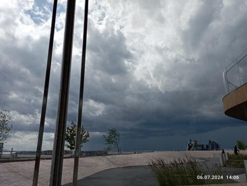 Может, скажет кто, мол, климат здесь не тот, а мне нужна твоя сырость, здесь я стал мудрей, и c городом дождей. 05