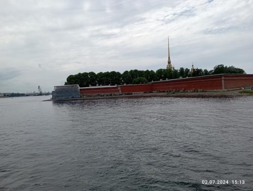 Может, скажет кто, мол, климат здесь не тот, а мне нужна твоя сырость, здесь я стал мудрей, и c городом дождей. 07