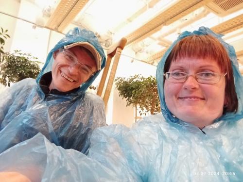 Может, скажет кто, мол, климат здесь не тот, а мне нужна твоя сырость, здесь я стал мудрей, и c городом дождей. 03