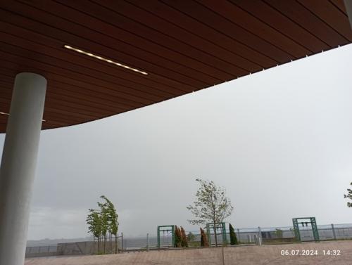 Может, скажет кто, мол, климат здесь не тот, а мне нужна твоя сырость, здесь я стал мудрей, и c городом дождей. 06