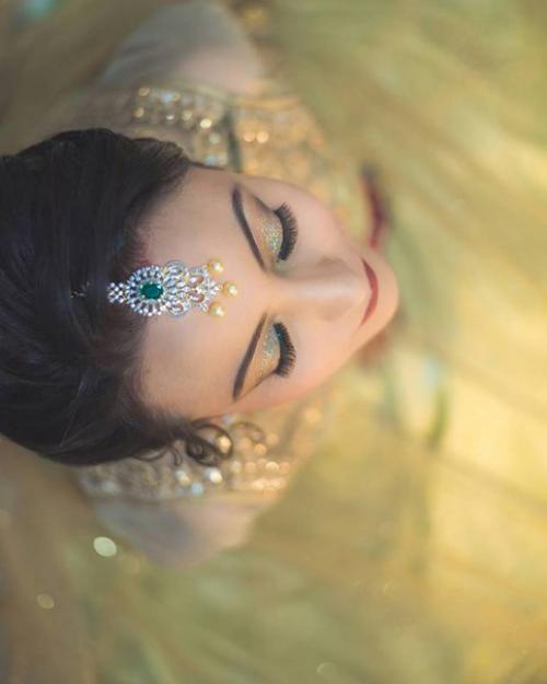 Тика (мангтика, тикка) - индийское украшение, часть которого укладывается на пробор, а широкая, в виде разнообразных подвесок, спускается на лоб. 08 Тика (мангтика, тикка) - индийское украшение, часть которого укладывается на пробор, а широкая, в виде разнообразных подвесок, спускается на лоб. 08