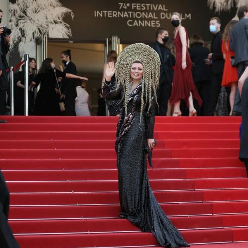 Лена Ленина на каннском кинофестивале кокошником из кос блеснула. 02