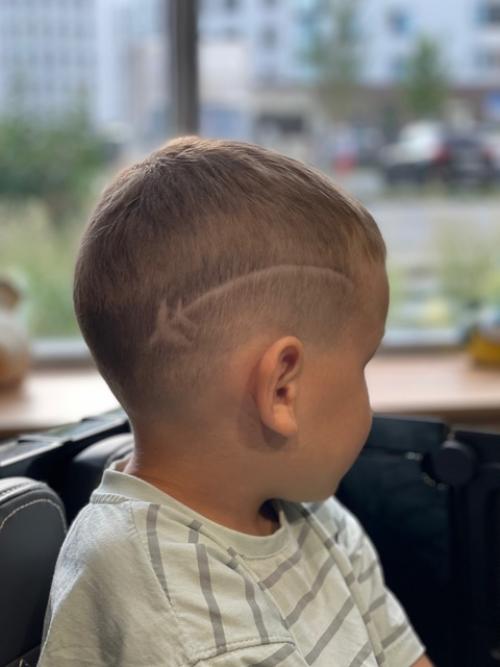 Фигурный выстриг очень популярный и модный элемент детской мужской стрижки. 02