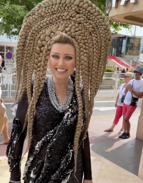 Лена Ленина на каннском кинофестивале кокошником из кос блеснула. 01