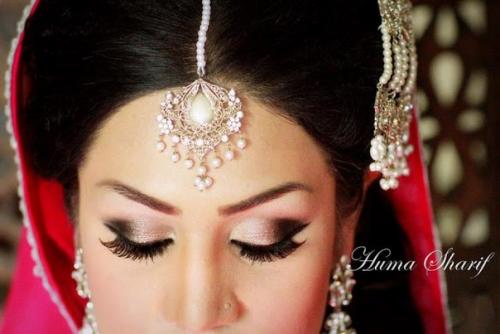 Тика (мангтика, тикка) - индийское украшение, часть которого укладывается на пробор, а широкая, в виде разнообразных подвесок, спускается на лоб. 04 Тика (мангтика, тикка) - индийское украшение, часть которого укладывается на пробор, а широкая, в виде разнообразных подвесок, спускается на лоб. 04