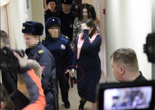 Упитанные, уверенные и в шортах: хабаровские живодерки на очередном заседании суда. 01 Упитанные, уверенные и в шортах: хабаровские живодерки на очередном заседании суда. 01