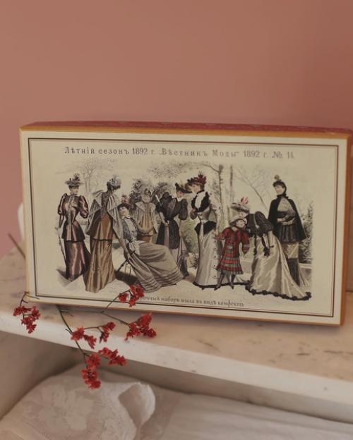 /Продукция мануфактуры/.  А вот и наша новая удивительная коробочка мыла с изображением модных нарядов летнего сезона 1892 года. 02