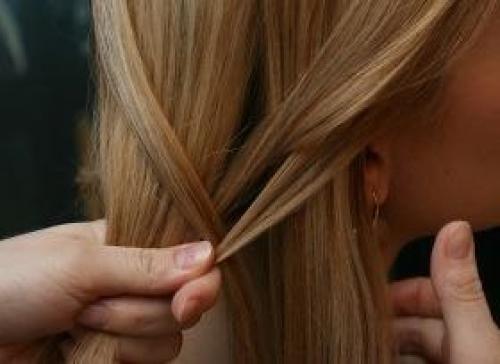 Прическа.  Мастер-класс.  1. мы расчесываем волосы на пробор сбоку. 01