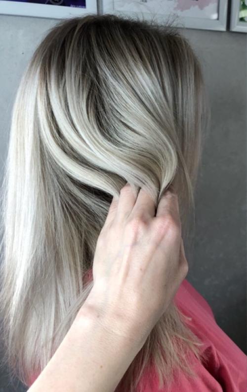 Airtouch - это самая современная, сложная техника окрашивания волос, при применении которой на прядях создаются мягкие и плавные переходы тонов. 02