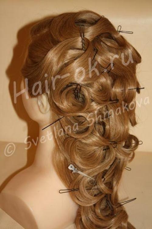 Классический вариант укладки выглядит как большое количество завитков, или же буклей, на затылочной части головы. 09