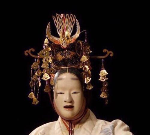 На куклах хина мы видим императрицу в дзунихитое, 12-слойном кимоно и в причёске из забраных сзади в хвост волос (1). 08