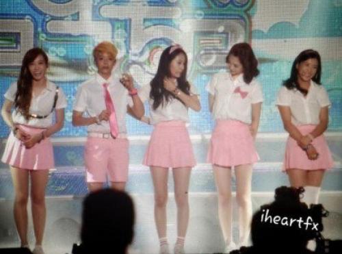 Новости?   Пользователи сети собрали и обсудили некоторые из лучших нарядов, которые носили женские группы SM Entertainment. 06