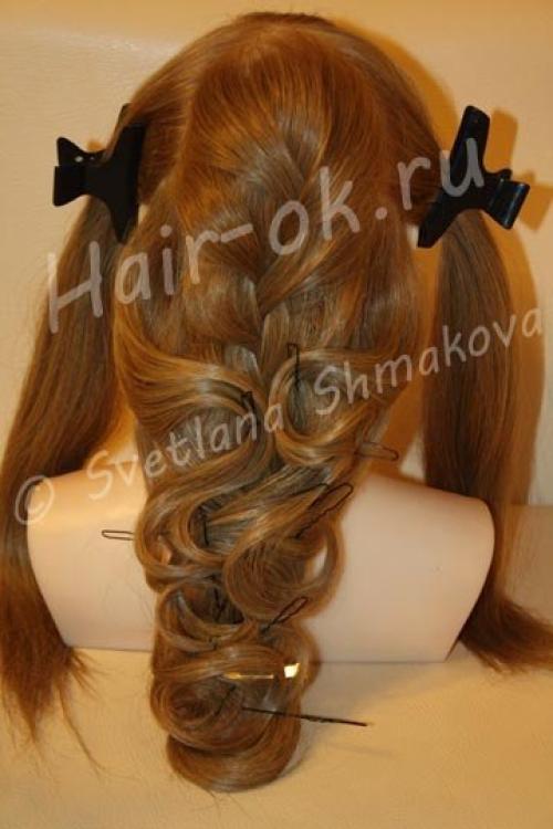 Классический вариант укладки выглядит как большое количество завитков, или же буклей, на затылочной части головы. 06