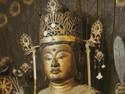 На куклах хина мы видим императрицу в дзунихитое, 12-слойном кимоно и в причёске из забраных сзади в хвост волос (1). 09