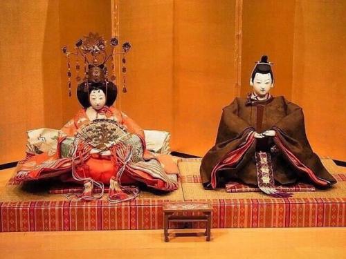 На куклах хина мы видим императрицу в дзунихитое, 12-слойном кимоно и в причёске из забраных сзади в хвост волос (1). 05