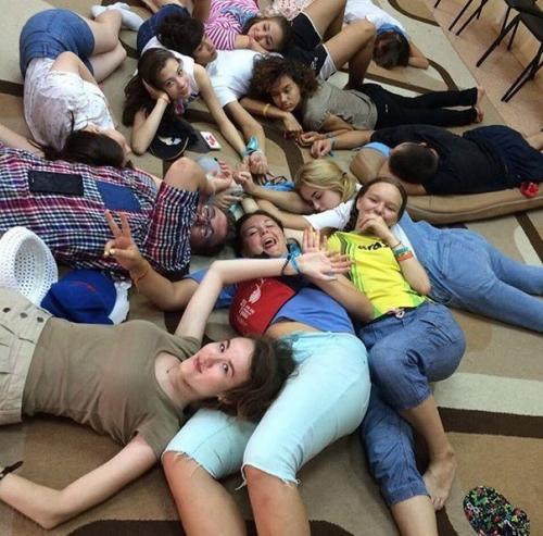 Летопись ШВН. 21 августа мы узнали о том что нам предстоит подготовить 3 костюма и прическу на интересное мероприятие посвященное моде. 06 Летопись ШВН. 21 августа мы узнали о том что нам предстоит подготовить 3 костюма и прическу на интересное мероприятие посвященное моде. 06