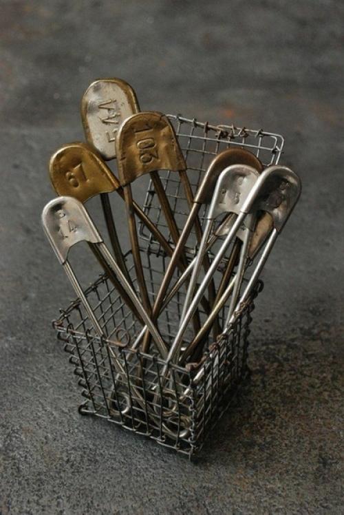 История булавки. Из википедии: 13 июня 1825 года нью-йоркский механик Уолтер хант запатентовал безопасную булавку. 01 История булавки. Из википедии: 13 июня 1825 года нью-йоркский механик Уолтер хант запатентовал безопасную булавку. 01