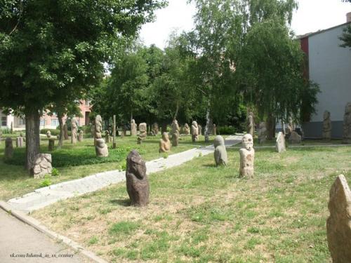 Луганский парк - музей половецких баб - одна из крупнейших в Украине коллекций каменных статуй ХI-ХII вв. 02 Луганский парк - музей половецких баб - одна из крупнейших в Украине коллекций каменных статуй ХI-ХII вв. 02
